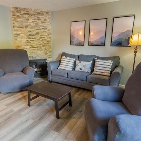 Family Bear Condos, Full King Suite, Kitchen, Pool Access Unit 103 Gatlinburg Exterior photo