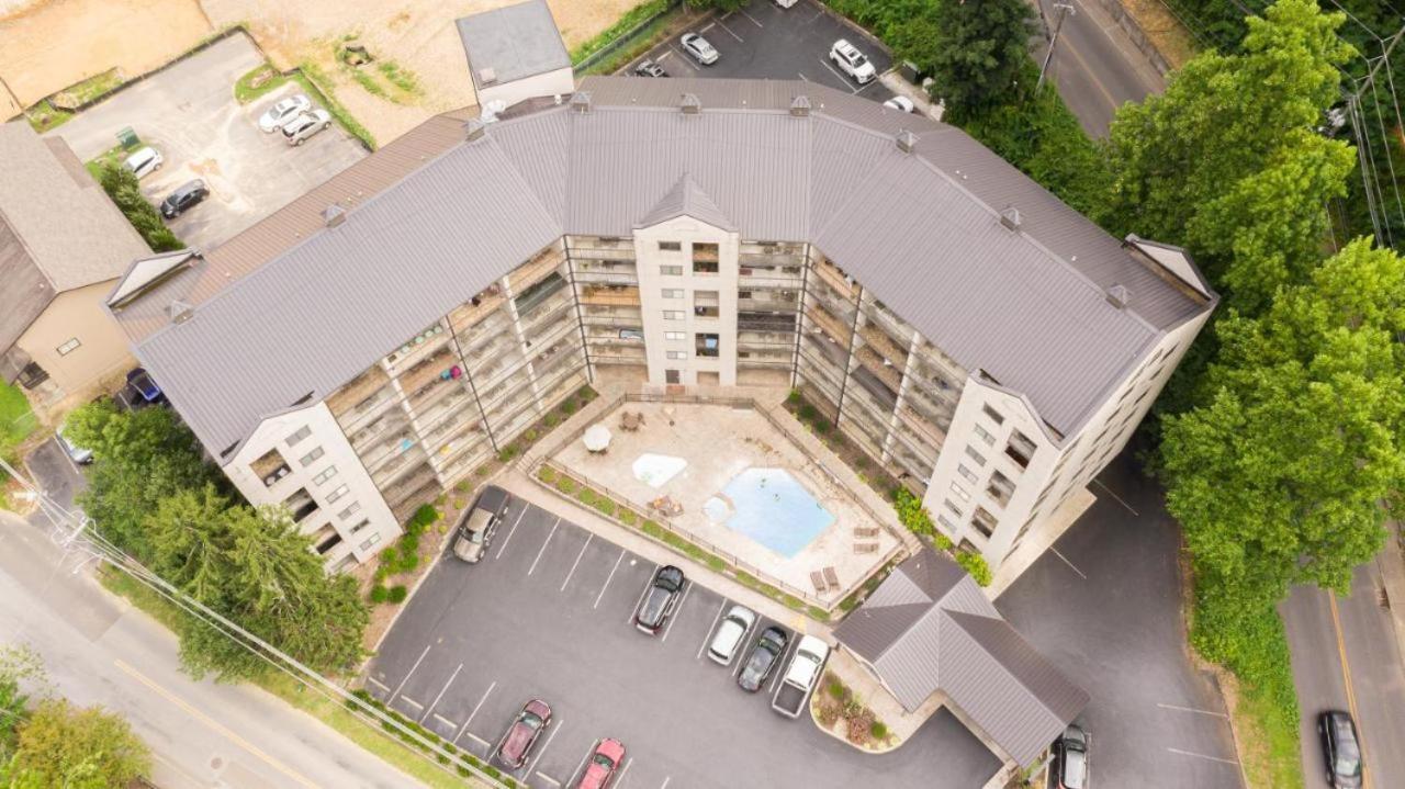 Family Bear Condos, Full King Suite, Kitchen, Pool Access Unit 103 Gatlinburg Exterior photo