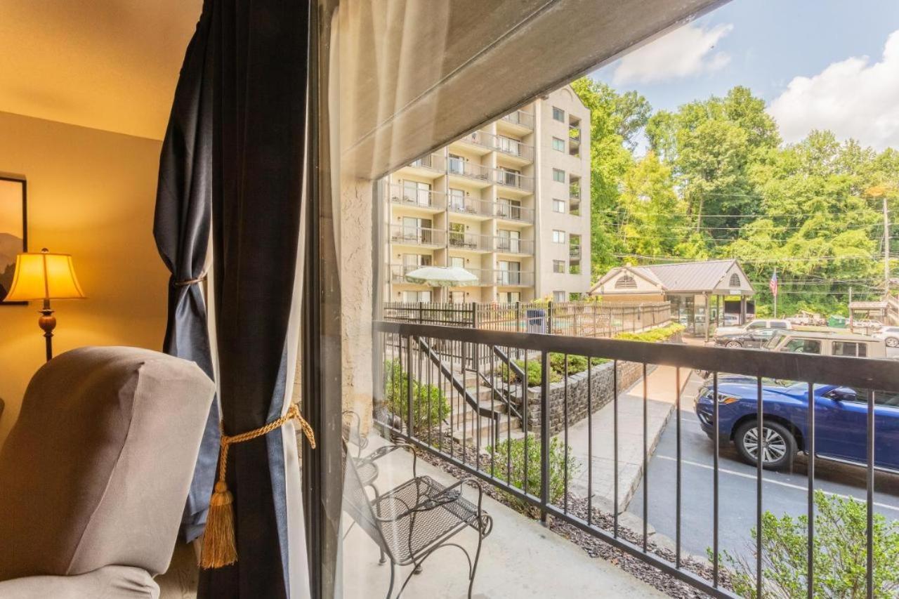 Family Bear Condos, Full King Suite, Kitchen, Pool Access Unit 103 Gatlinburg Exterior photo