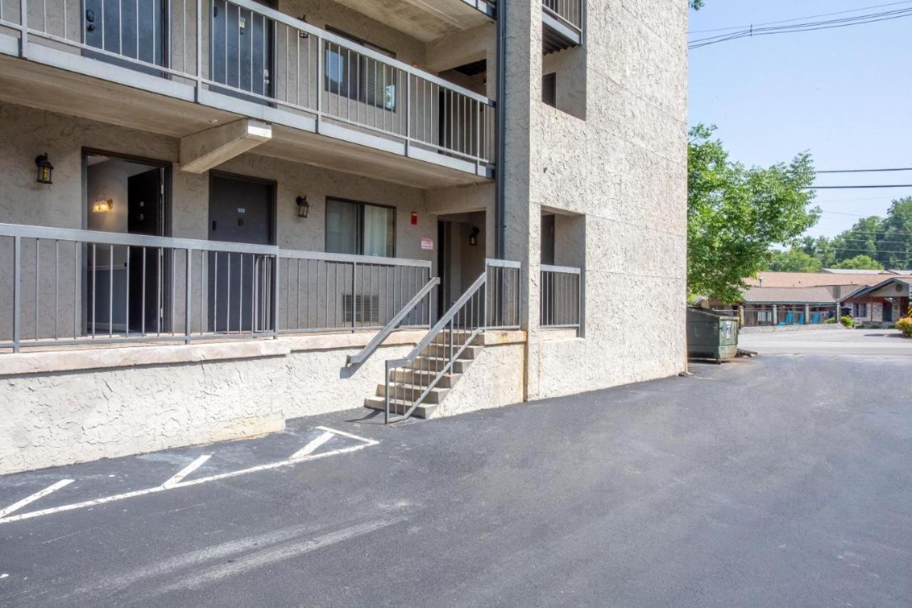 Family Bear Condos, Full King Suite, Kitchen, Pool Access Unit 103 Gatlinburg Exterior photo