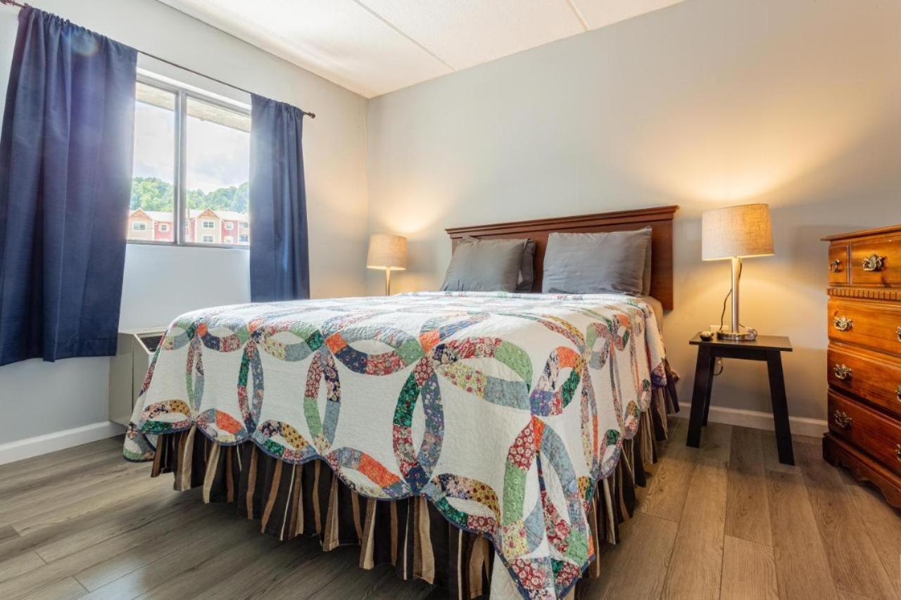 Family Bear Condos, Full King Suite, Kitchen, Pool Access Unit 103 Gatlinburg Exterior photo